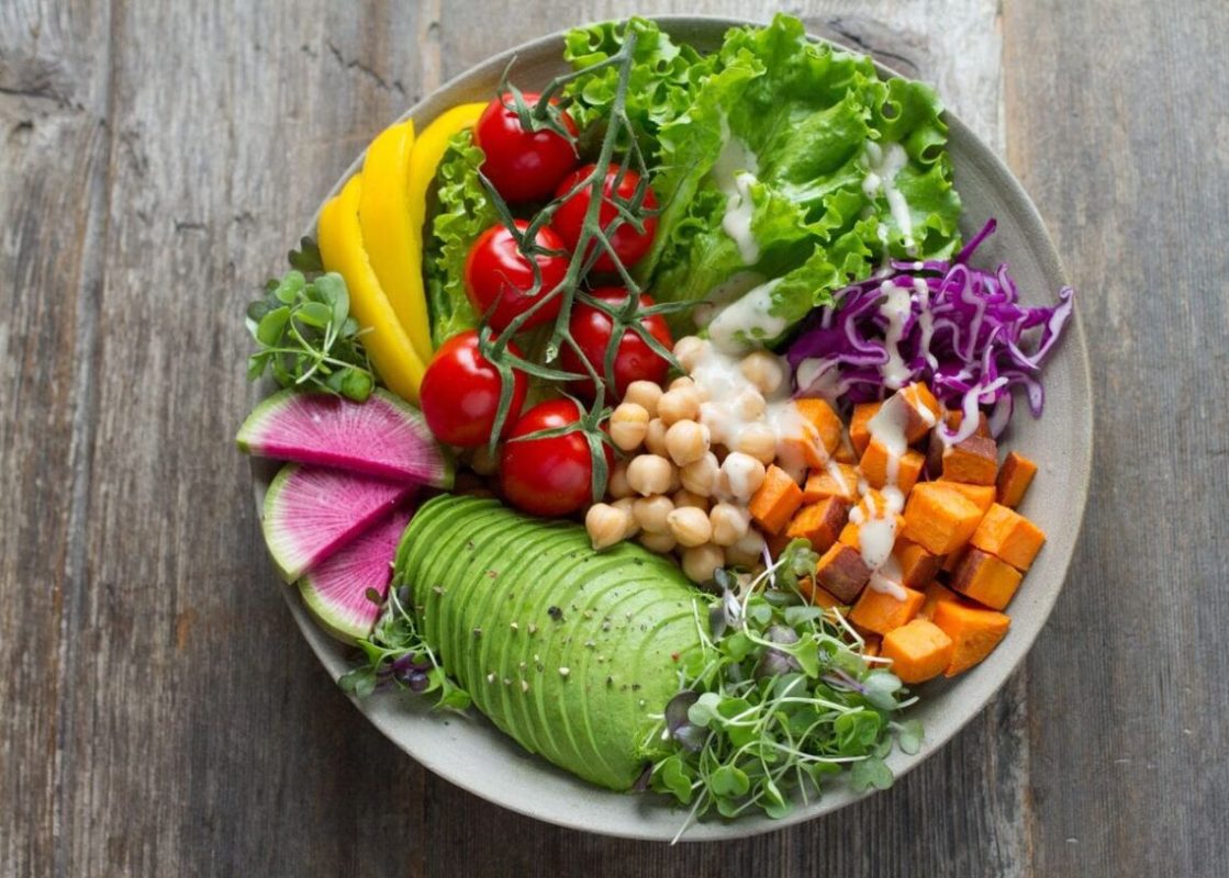 Plato de ensalada en la mesa